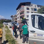 Gölcük Belediyesi ekipleri, deprem bölgesi Hatay’da mahalle mahalle gezerek erzak ve su dağıtımlarına aralıksız sürdürüyor