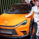 Hadise Londra’da Lexus’un Sanatsal Otoparkında LBX Cool ile Tanıştı