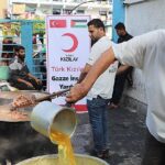 Gazın Bittiği Gazze’de Kızılay Yemekleri Odun Ateşiyle Pişiriyor