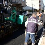 Karabağlar’da asfaltlama çalışmaları tam gaz sürüyor