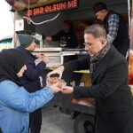 Başkan Çalık şehitler için lokma dağıttı