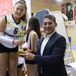 Burhaniye Belediyesi 2 voleybol turnuvasında ödül töreni yapıldı