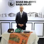 Büyük Birlik Partisi Sivas Belediye Başkanı Dr. Adem Uzun, seçim dönemi vaatlerini “…Ve başlıyoruz” sloganıyla teker teker hayata geçireceğini ifade etmişti