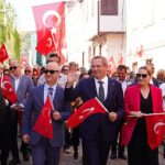 Türkiye Cumhuriyeti’nin kurucusu Gazi Mustafa Kemal Atatürk’ün Ayvalık’a gelişinin 90’ıncı yıl dönümü kutlandı. Program, Ayvalık Karayolları 29’uncu Şube Şefliği bahçesinden başladı