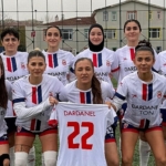 canakkale-dardanelspor-kadin-futbol-takimi-ligin-ilk-yarisini-lider-olarak-tamamladi.jpg