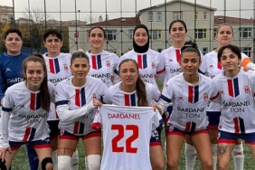 canakkale-dardanelspor-kadin-futbol-takimi-ligin-ilk-yarisini-lider-olarak-tamamladi.jpg