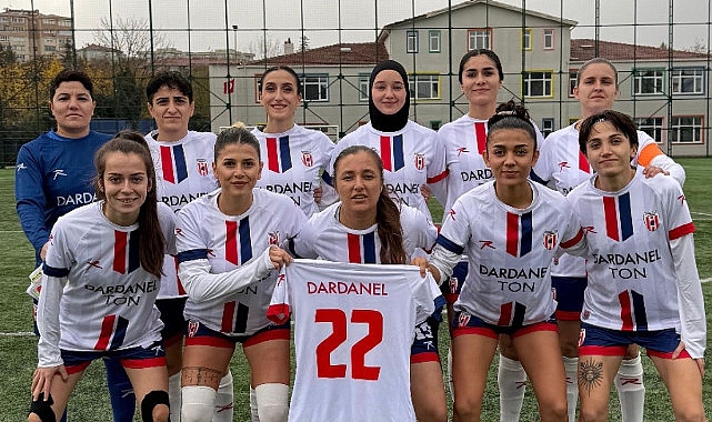 canakkale-dardanelspor-kadin-futbol-takimi-ligin-ilk-yarisini-lider-olarak-tamamladi.jpg