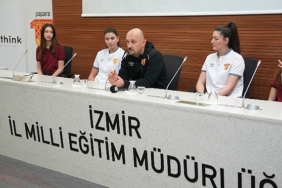 goztepe-kadin-voleybol-takimi-izmirli-ogrencilerle-bulustu.jpg