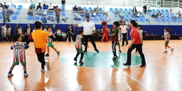 karsiyakali-aileler-basketbol-senliginde-bulustu.jpg